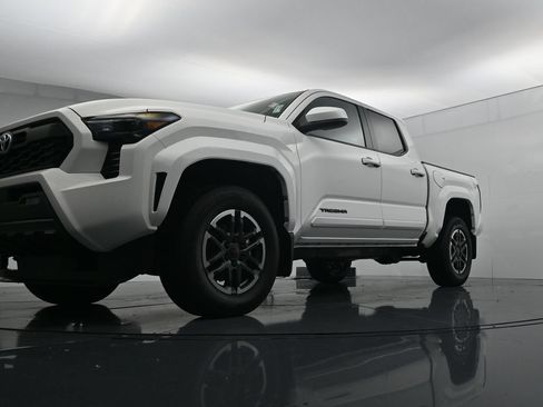 Used 2025 Toyota Tacoma TRD Sport AWD/4WD image 34