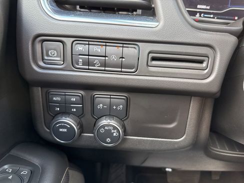 Used 2023 Chevrolet Suburban Premier image 18