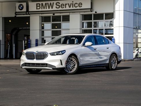 Used 2025 BMW 530i xDrive w/ Premium Package image 1