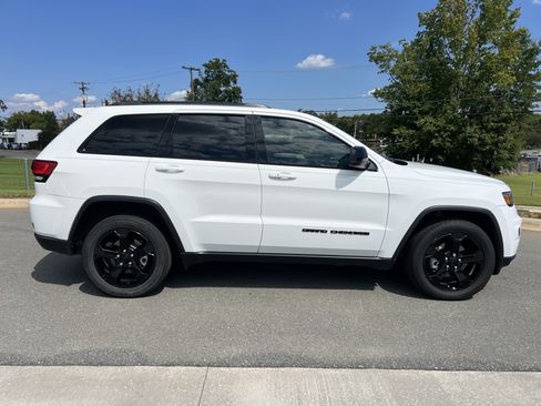 Used 2019 Jeep Grand Cherokee Laredo RWD image 14