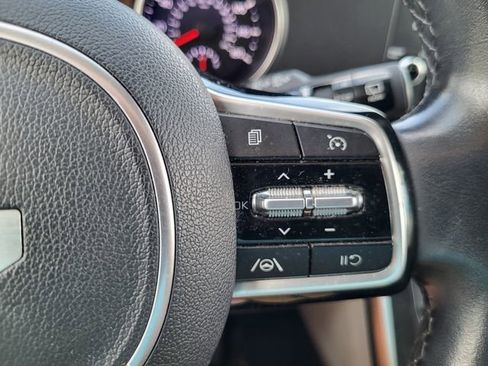 Used 2022 Kia Carnival LX FWD image 18