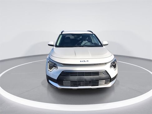 Used 2024 Kia Niro EX image 3