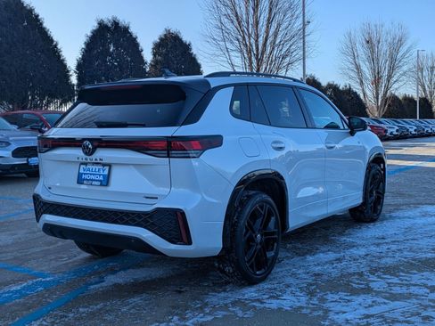 Used 2025 Volkswagen Tiguan SE R-Line image 6