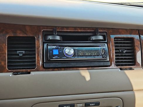 Used 2001 Lincoln Town Car Signature image 14