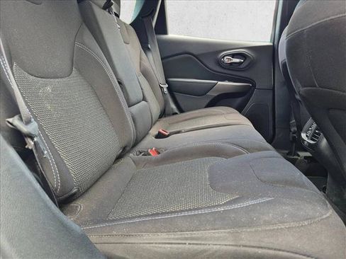 Used 2020 Jeep Cherokee Latitude FWD image 13