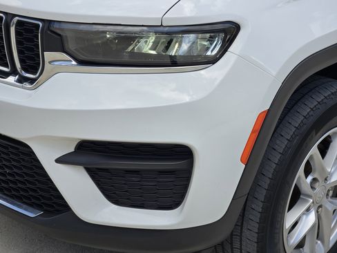 Certified 2023 Jeep Grand Cherokee Laredo w/ Luxury Tech Group I AWD/4WD image 10