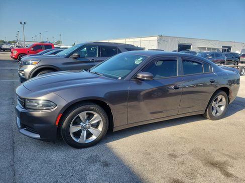 Used 2016 Dodge Charger SXT RWD image 4