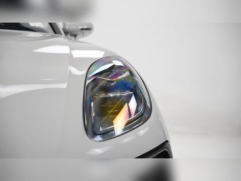 Certified 2025 Porsche Macan image 7