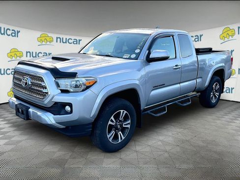 Used 2016 Toyota Tacoma TRD Sport image 2