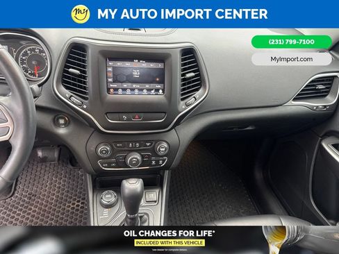 Used 2019 Jeep Cherokee Latitude Plus w/ Cold Weather Group AWD/4WD image 16