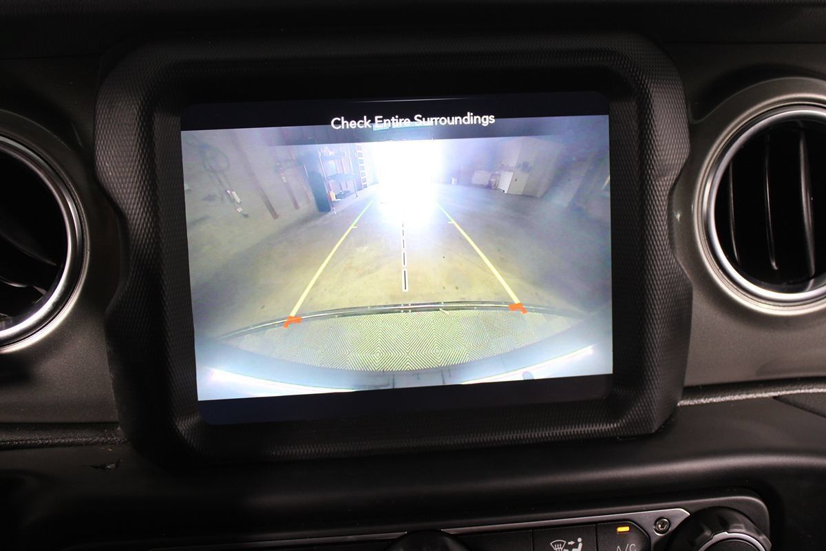 Used 2022 Jeep Wrangler Unlimited Sahara AWD/4WD image 12