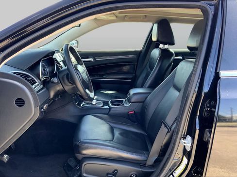 Used 2016 Chrysler 300 Limited RWD image 8