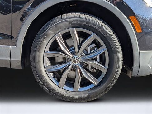 Certified 2022 Volkswagen Tiguan SE image 11