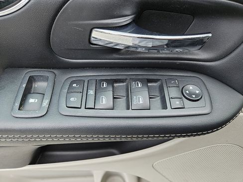 Used 2019 Dodge Grand Caravan SXT image 13