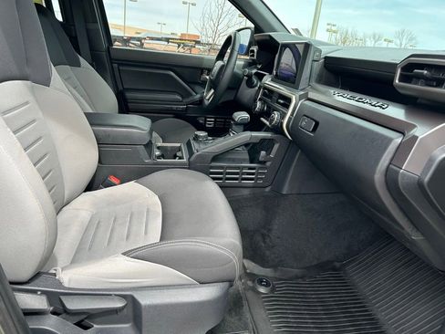 Used 2025 Toyota Tacoma TRD Sport AWD/4WD image 29