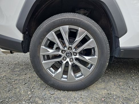 Used 2020 Toyota RAV4 XLE Premium AWD/4WD image 9