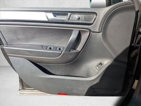 Used 2014 Volkswagen Touareg Sport image 13