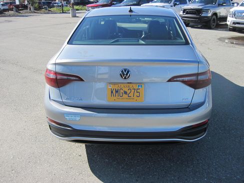 Used 2024 Volkswagen Jetta SE image 4