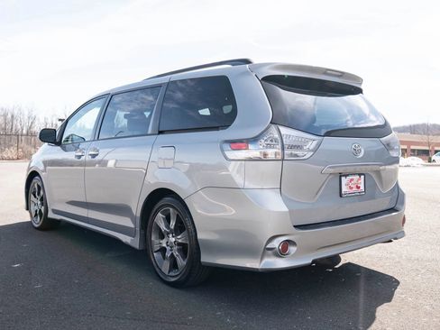 Used 2014 Toyota Sienna SE FWD image 4