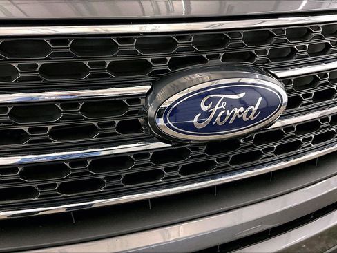 Used 2022 Ford Explorer XLT image 31