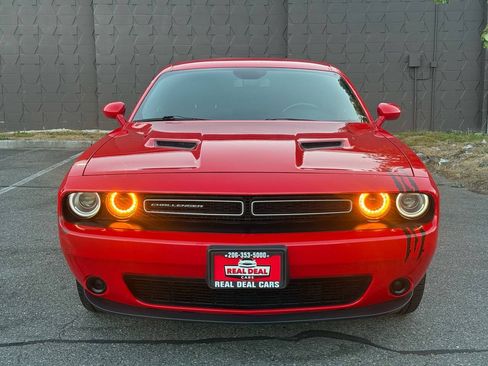 Used 2019 Dodge Challenger SXT AWD/4WD image 2
