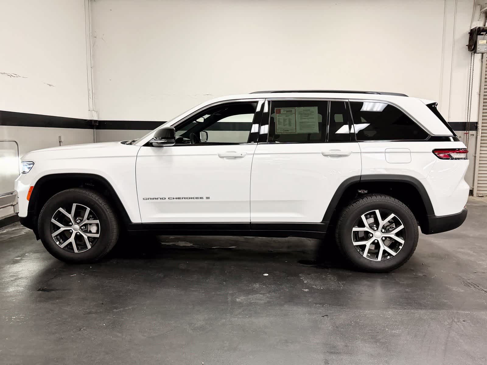 Used 2024 Jeep Grand Cherokee Limited RWD image 9
