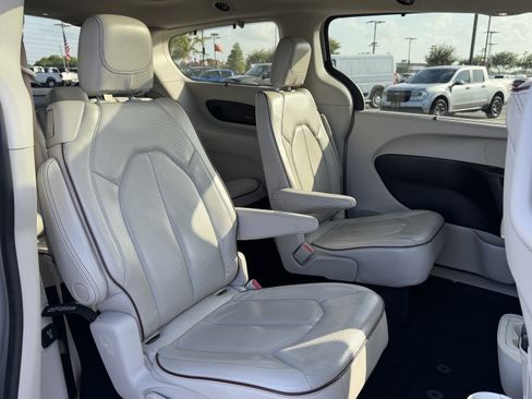 Used 2019 Chrysler Pacifica Limited w/ Advanced Safetytec Group FWD image 28