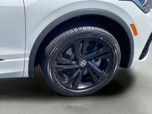 Used 2023 Volkswagen Tiguan SE R-Line FWD image 30