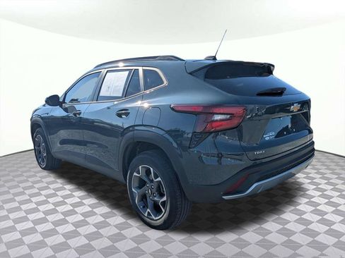 Used 2025 Chevrolet Trax LT FWD image 5