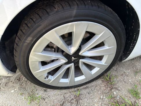 Used 2021 Tesla Model 3 Standard Range Plus RWD image 9
