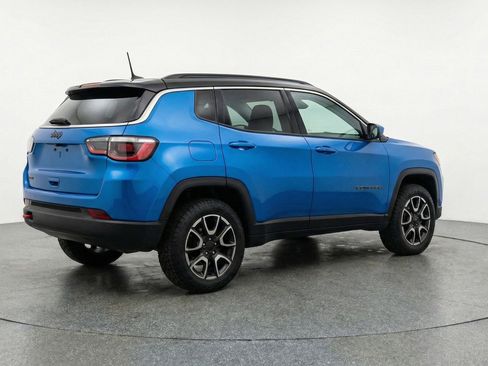 Used 2025 Jeep Compass Trailhawk AWD/4WD image 9