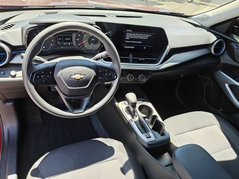 Used 2025 Chevrolet Trax LS w/ LS Convenience Package FWD image 15
