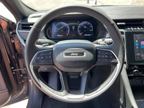 Used 2025 Jeep Grand Cherokee L Altitude AWD/4WD image 13