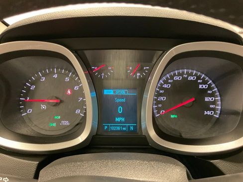 Used 2017 Chevrolet Equinox LT w/ Convenience Package FWD image 2