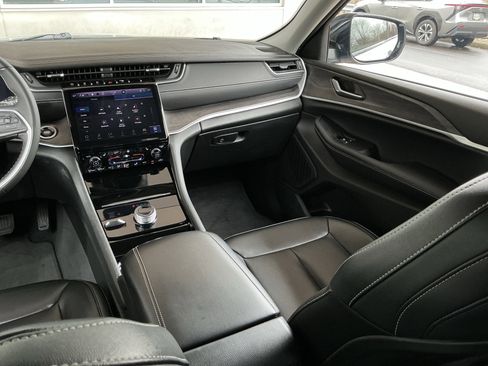 Used 2023 Jeep Grand Cherokee Limited image 16