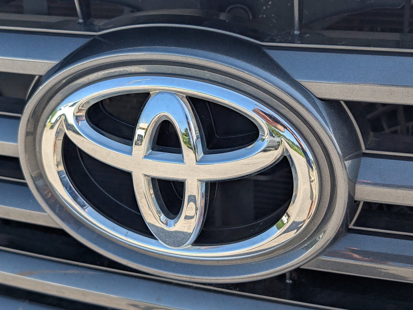 Used 2020 Toyota Sequoia Limited w/ Safety & Convenience Package RWD image 3