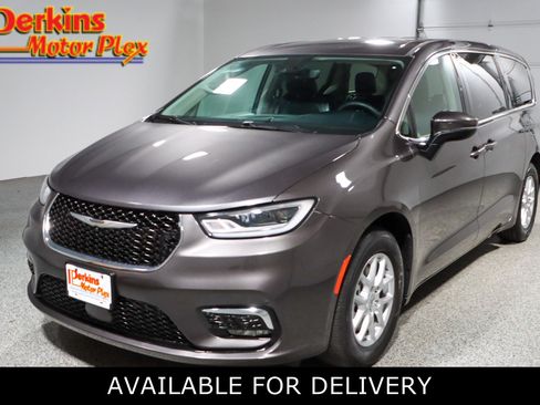 Used 2023 Chrysler Pacifica Touring-L FWD image 1