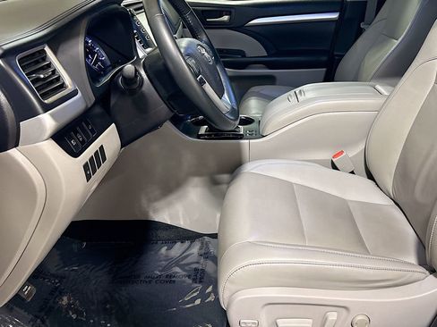 Used 2019 Toyota Highlander XLE FWD image 19