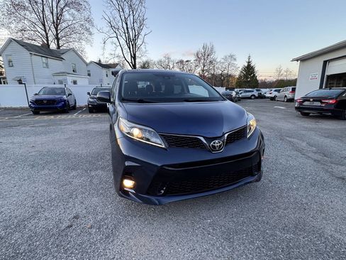 Used 2019 Toyota Sienna SE image 4
