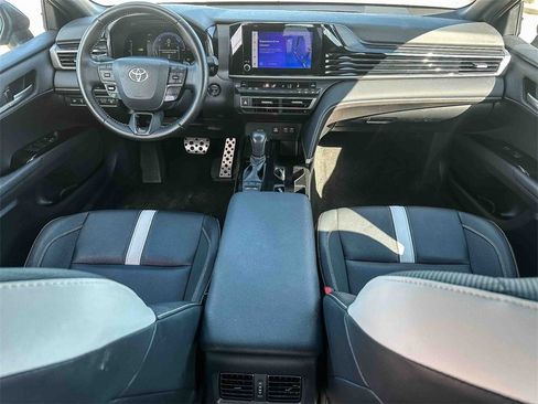 Used 2025 Toyota Camry SE image 11