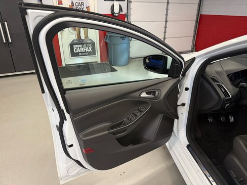 Used 2017 Ford Focus RS image 31