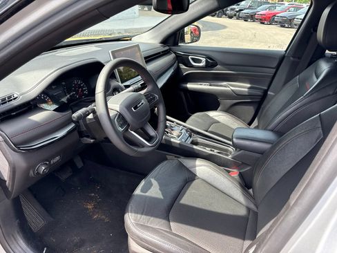 Used 2025 Jeep Compass Trailhawk AWD/4WD image 13
