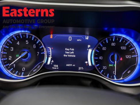 Used 2023 Chrysler Pacifica Touring-L image 18