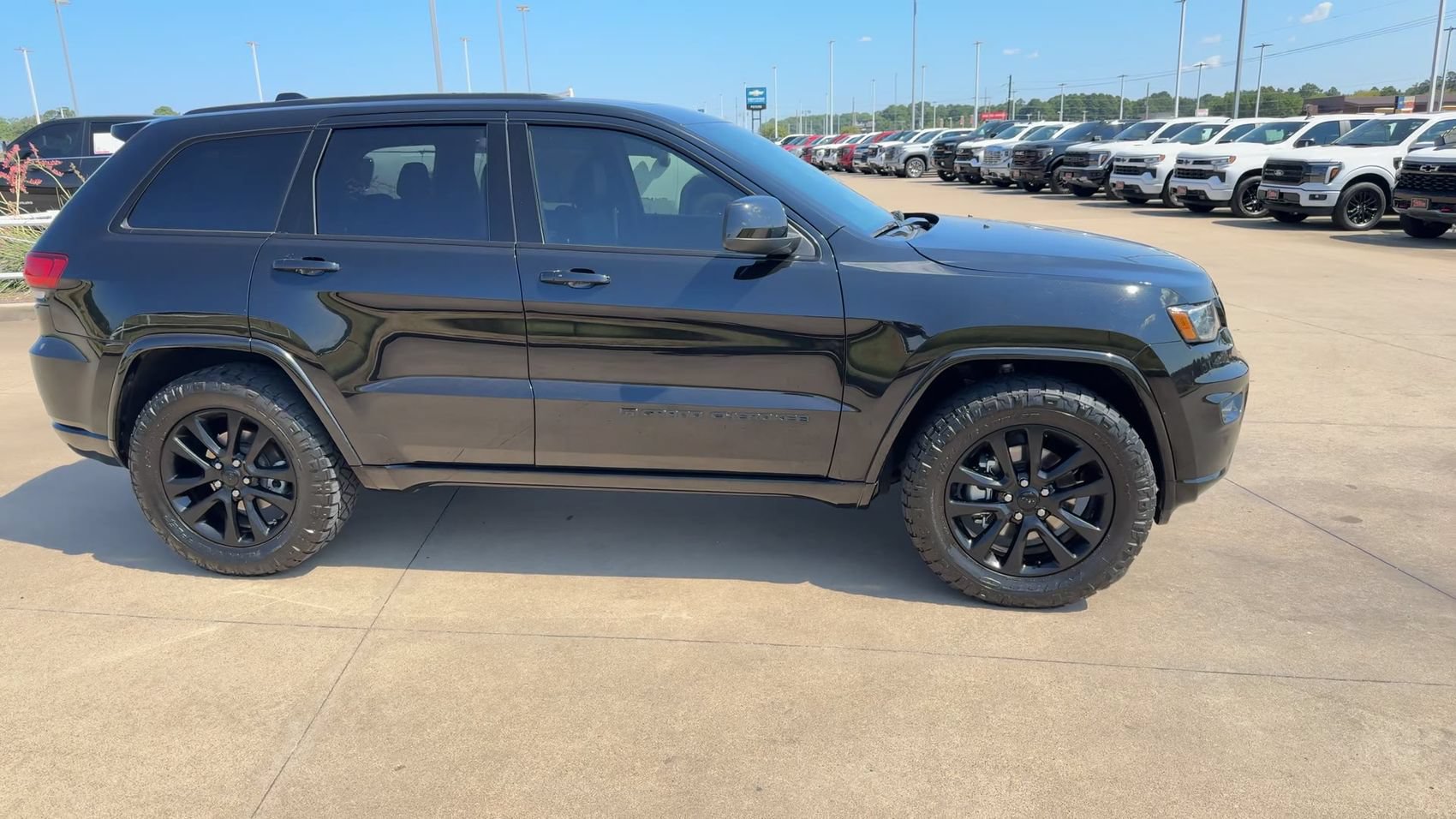 Used 2022 Jeep Grand Cherokee Laredo X RWD image 9