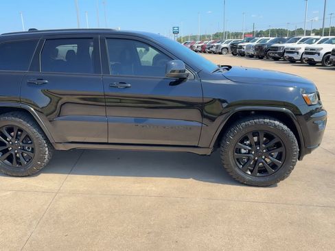 Used 2022 Jeep Grand Cherokee Laredo X RWD image 9