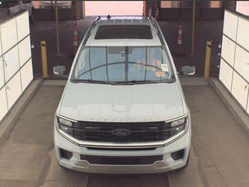 Used 2025 Ford Expedition Max Platinum AWD/4WD image 3