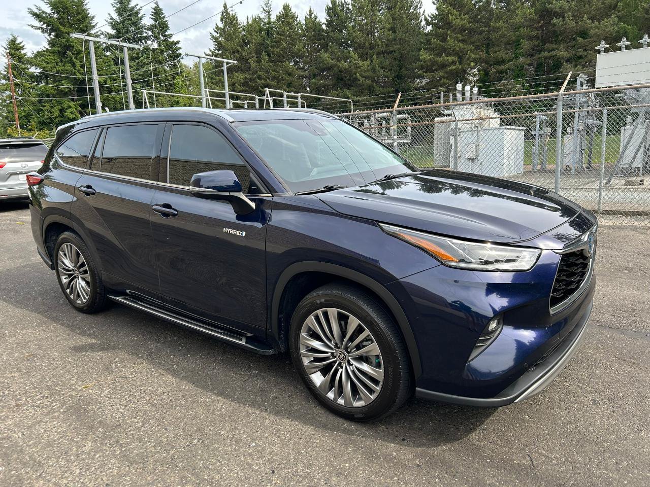 Used 2021 Toyota Highlander Platinum FWD image 3