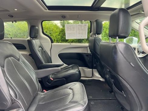 Used 2019 Chrysler Pacifica Limited FWD image 13