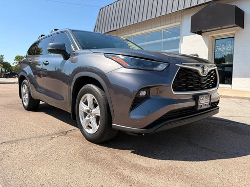 Used 2022 Toyota Highlander LE AWD/4WD image 2