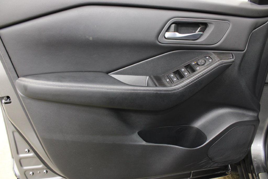 Used 2024 Nissan Rogue SV AWD/4WD image 16